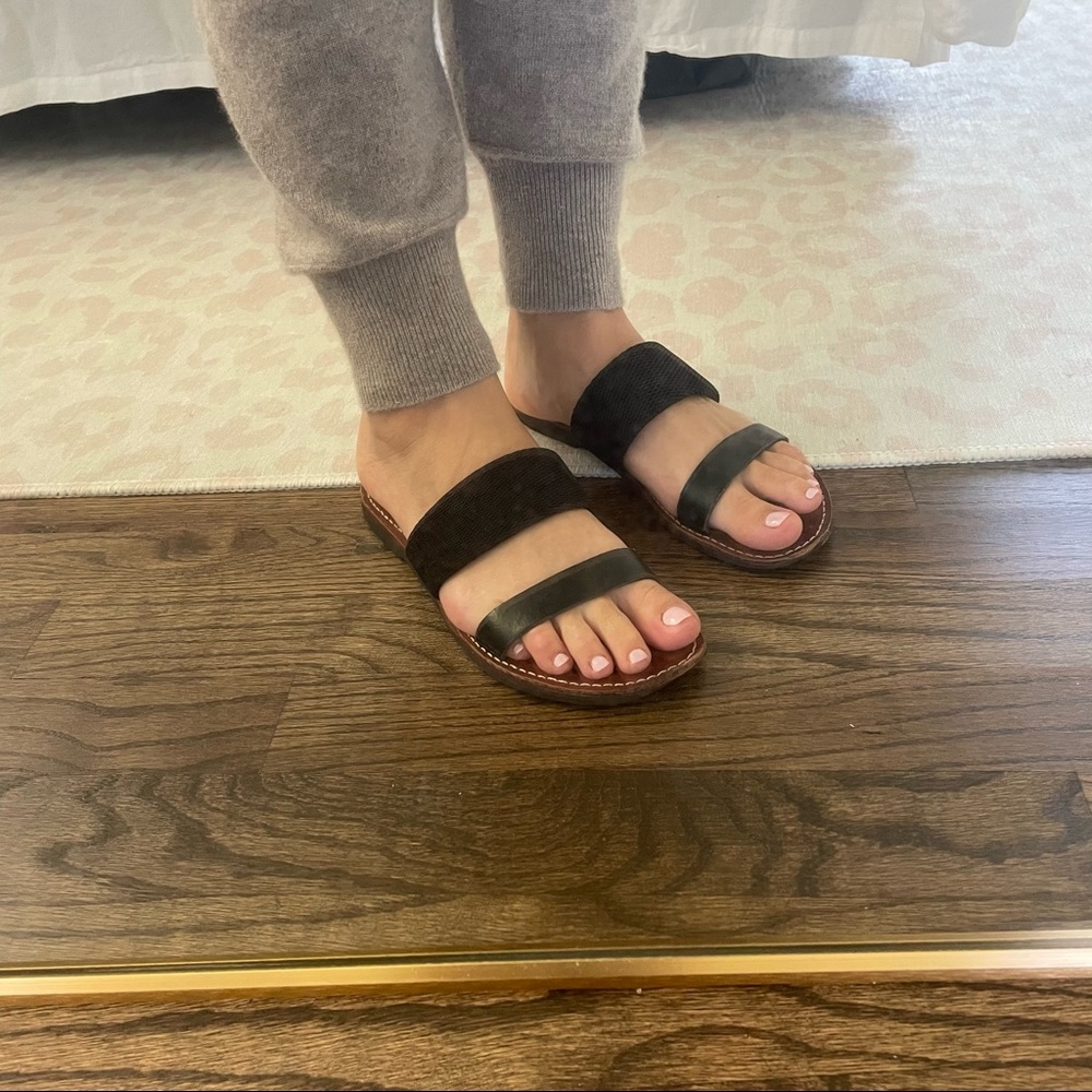 Isapera sandals